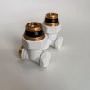 Узел нижнего подключения Giacomini R388X002, угловой 3/4 х 3/4, белый 9016