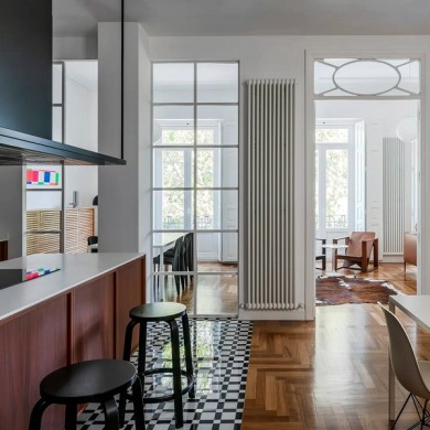 Трубчатый радиатор Rifar TUBOG 2240/8 DV1 белый глянцевый, нижнее с вентилем, ВхШхГ - 2400х368х66