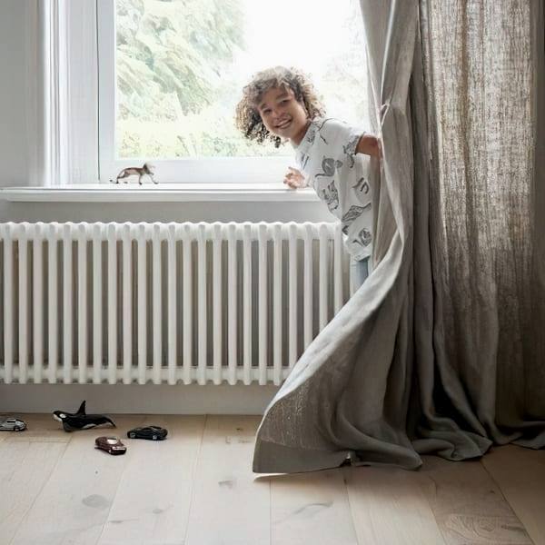 Трубчатый радиатор Velar 2040/42, нижнее разнесённое VLR с вентилем, ВхШхГ - 400х1890х70, 2352 Вт