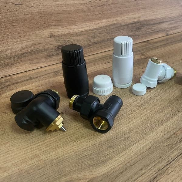 Комплект вентилей Delta трехосевой 1/2 левый с термоголовкой М30х1,5, RAL 9005, чёрный (22081505)