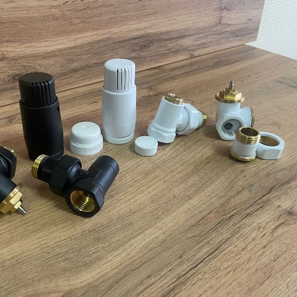 Комплект вентилей Delta трехосевой 1/2 правый с термоголовкой М30х1,5, RAL 9016, белый (22081616)